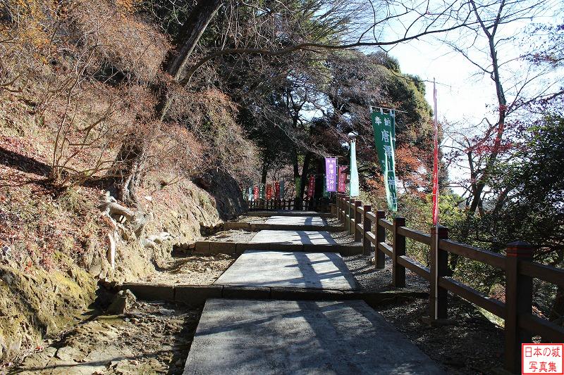 唐沢山城 神橋付近 道をまっすぐに進むと桜の馬場。桜が多いことからその名が付けられた。