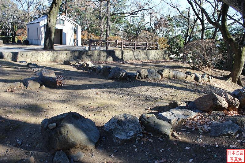 佐野城 本丸、北の丸 本丸石畳・石垣。発掘調査で発見されたが、保存のために埋め戻された。現在は発掘された石畳・石垣に沿って付近から出土した石が並べられている。