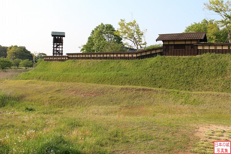 逆井城 水濠の外から 平櫓と井楼矢倉