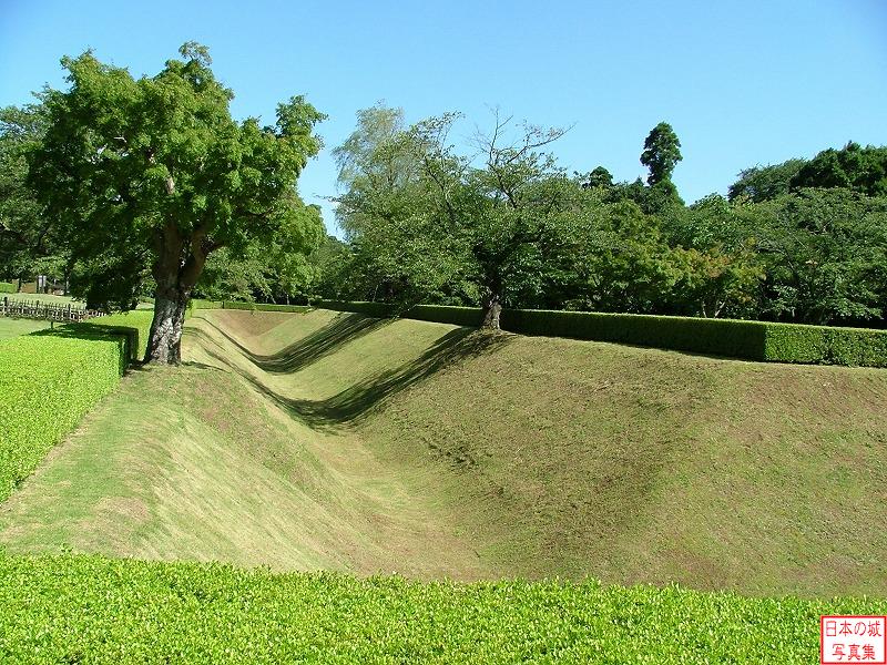佐倉城 角馬出 佐倉城と言えば土でできた角馬出。明治時代に埋め立てられたが近年復元された。空堀の深さは往時は5.6mであったが、現在は3mなので、往時は倍近くの深さであった。