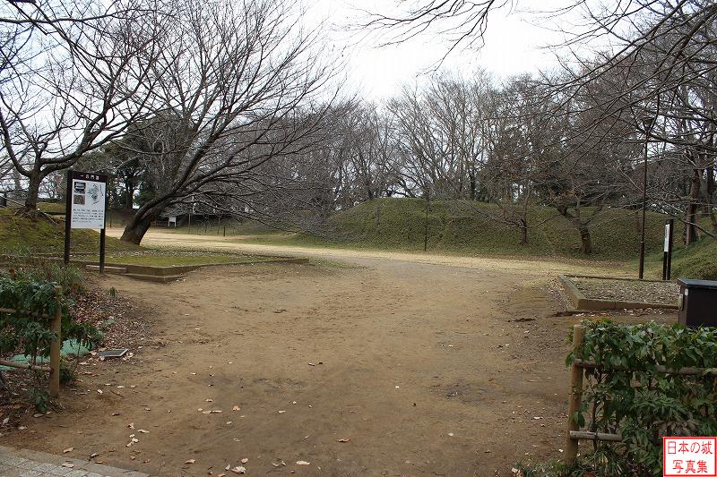 佐倉城 本丸 二の丸から本丸を見る。往時には櫓門である一の門が設けられていた。