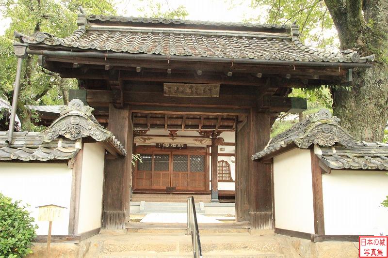 飯田城 移築城門（経蔵寺山門） 宝暦年間（1751～1764）に赤門が建てられると家老の屋敷に移築され、その後何か所かを経たのち経蔵寺山門となった。