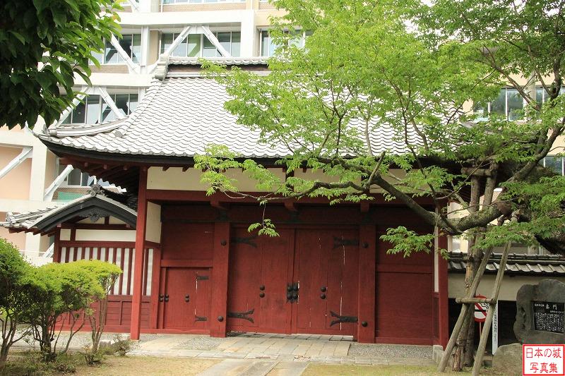 飯田城 赤門 赤門。桜丸の門で、1754年に完成したもの。鬼瓦には当時の藩主・堀氏の家紋が入っている。