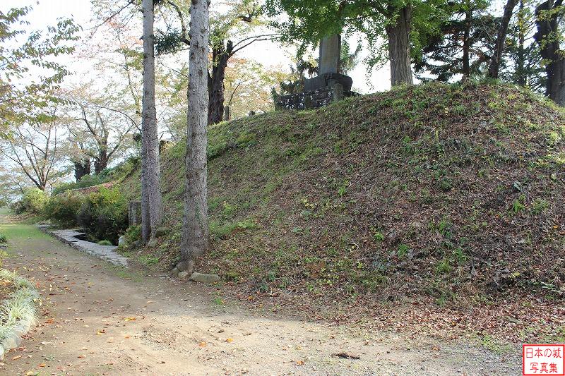 飯山城 二の丸 三の丸から見る二の丸切岸