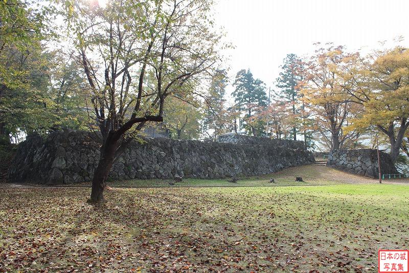 飯山城 二の丸 二の丸のようす。本丸の石垣と枡形虎口が見える。