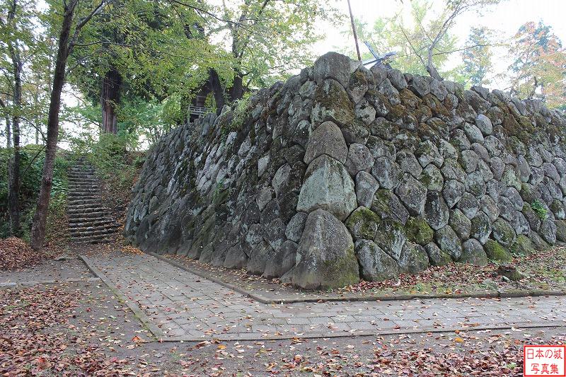 飯山城 二の丸 二の丸から見る本丸石垣