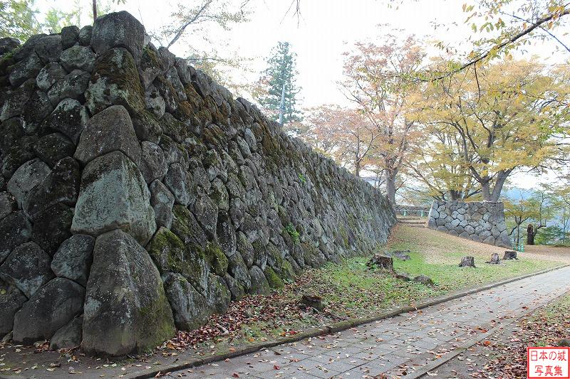 飯山城 二の丸 二の丸から見る本丸石垣