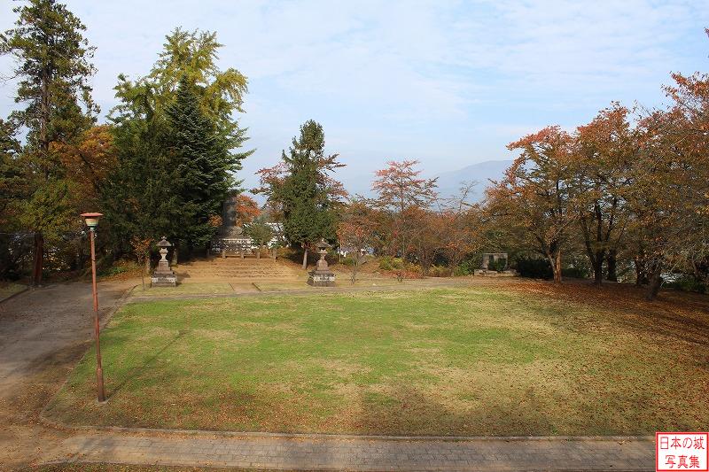 飯山城 二の丸 本丸から見る二の丸のようす
