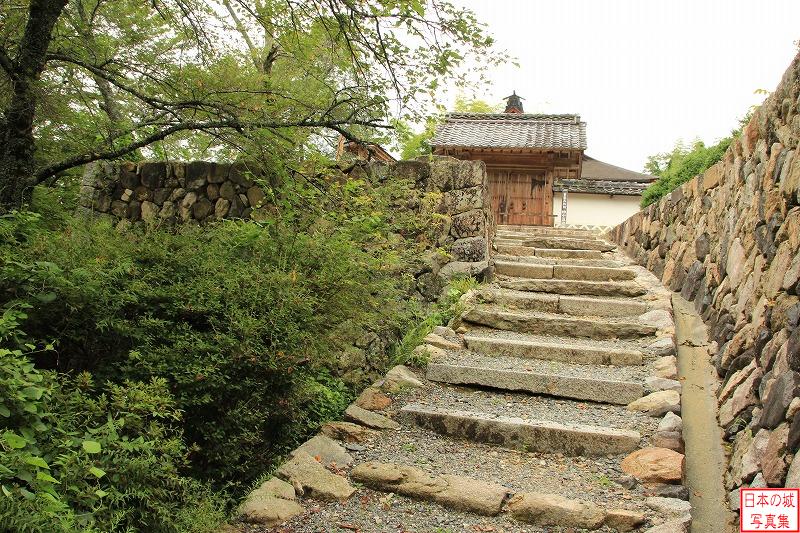 Izuki Jinya Entrance and The ruins of Monomi turret