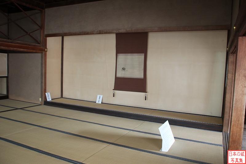 伊豆木陣屋 書院内部 次の間。天井は格天井である。また北側に三間の大床が見える。