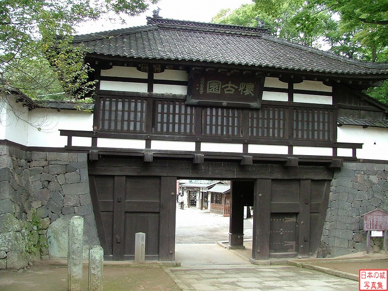 小諸城 三の門 三の門。重要文化財。現在の三の門は明和二年(1765)に再建されたものである。門の左側の石垣と塀が手前にせり出し、門前に殺到する敵に攻撃を浴びせる構造。