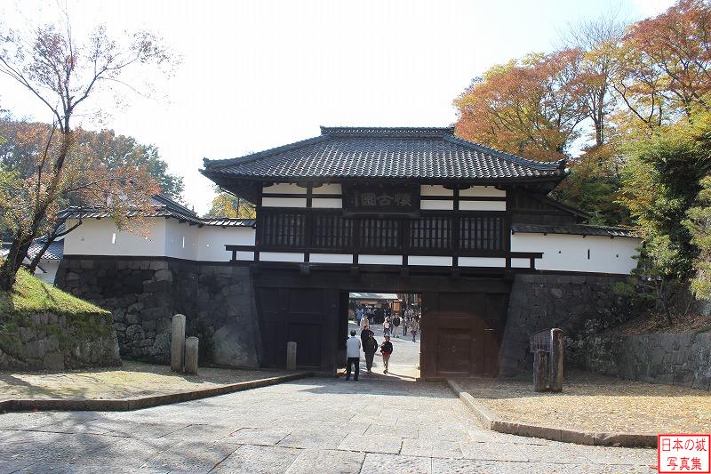 小諸城 三の門 三の門。重要文化財。現在の三の門は明和二年(1765)に再建されたものである。門の左側の石垣と塀が手前にせり出し、門前に殺到する敵に攻撃を浴びせる構造。