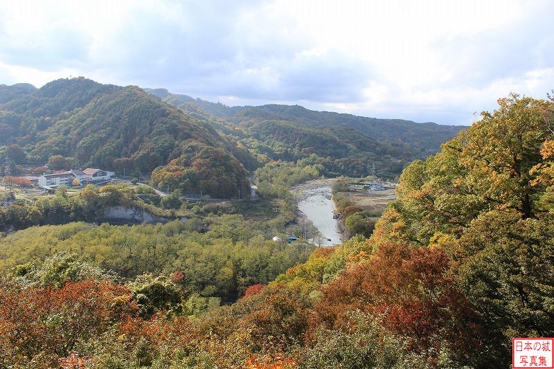 小諸城 水の手展望台 水の手展望台から西側の眺め。千曲川が見えるが、この先下流に下ると、上田から善光寺平を経て、やがて日本海にそそぐ。