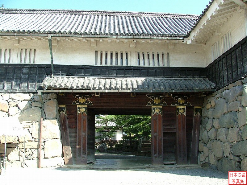 松本城 黒門櫓門 黒門の二の門である櫓門。一の門と平行して建てられており、二の門の上から濠に向かって攻撃することができた。