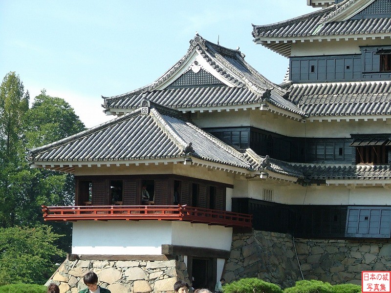 松本城 月見櫓・辰巳附櫓 月見櫓・辰巳附櫓。寛永年間（1624～45年）の建築で、平和な時代に造られただけあり、天守から月見をする風流さを持ち合わせている。