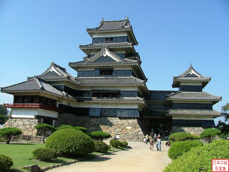 松本城 大天守 左から月見櫓、辰巳附櫓、天守、渡櫓、乾小天守