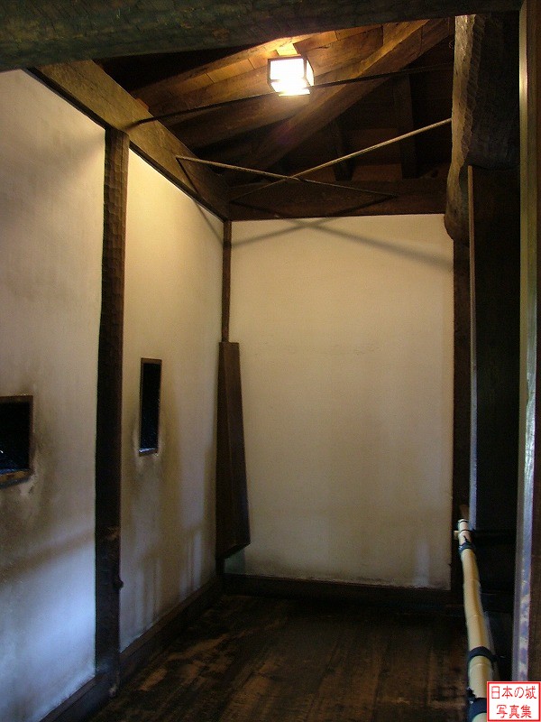 松本城 乾小天守・渡櫓 乾小天守内のようす。3階・4階の12本の柱は400年以上前の創建材である。