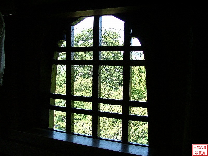 松本城 乾小天守・渡櫓 乾小天守の花頭窓。窓の情報が尖った特殊なアーチ型になった窓のこと。中国から日本に鎌倉時代に伝わった。