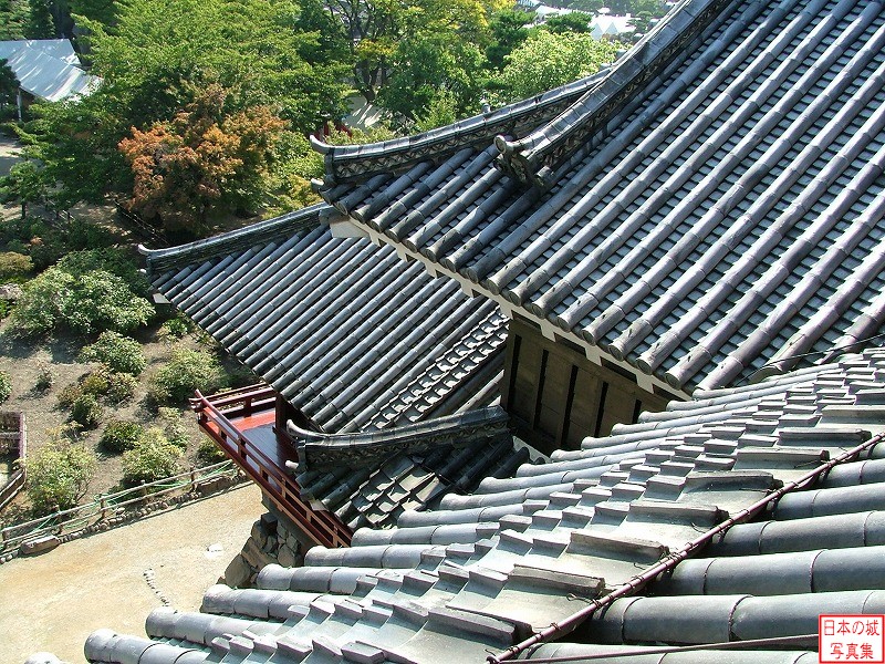松本城 月見櫓・辰巳附櫓 月見櫓の屋根を大天守から見下ろす