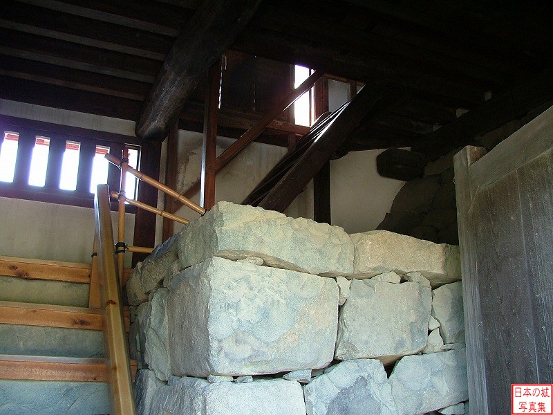 松本城 月見櫓・辰巳附櫓 月見櫓内部１階の石垣・階段
