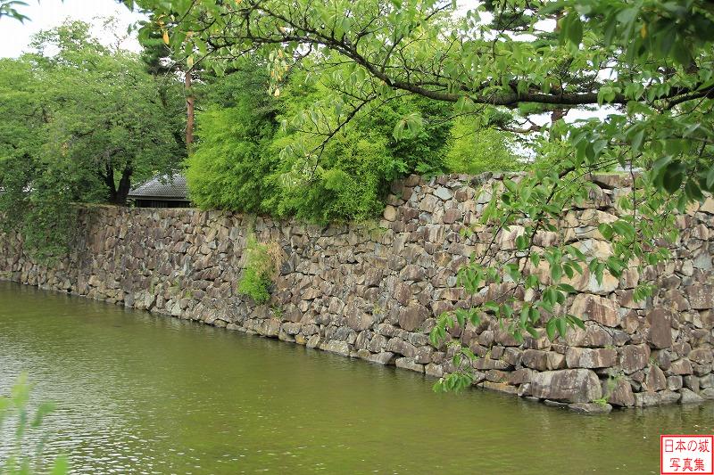 松本城 水濠 石垣と水濠