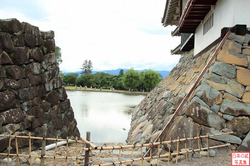 松本城 月見櫓・辰巳附櫓 月見櫓下には内堀に漕ぎ出せる船着場のようなものがある