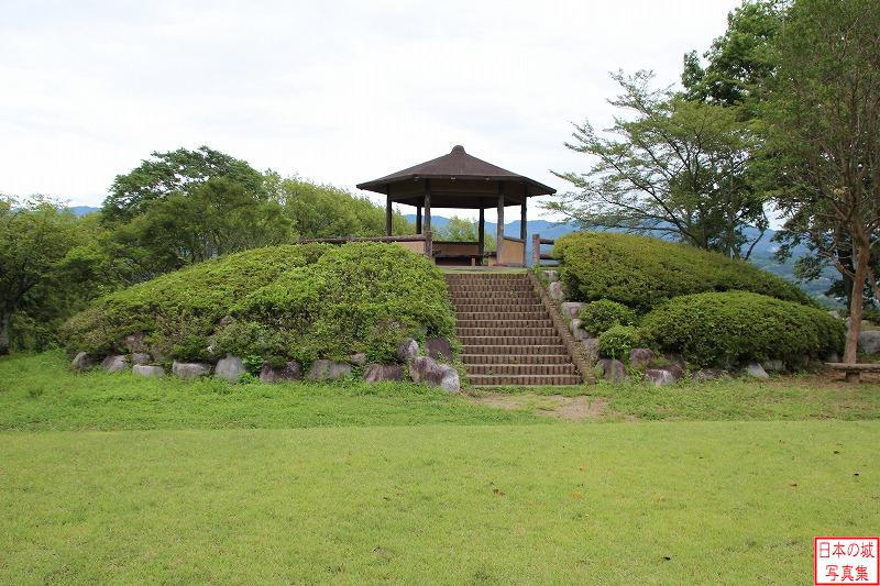 松尾城 松尾城 主郭の一段高いところにある東屋。往時は櫓でも建っていたか？