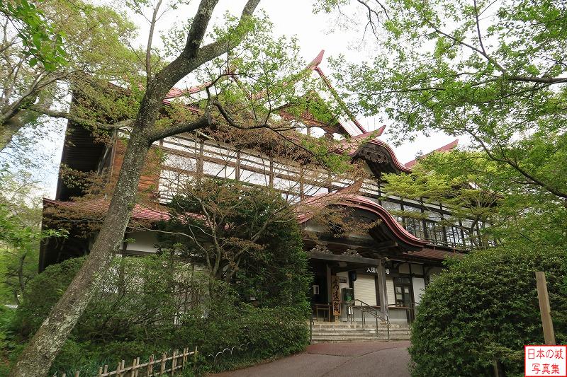 高遠城 二の丸 昭和11年の建築で、当時公園内に会館を建てることが町民や観光客のためになるとの考えで建てられたもの。木造の大型建築で国の登録有形文化財に指定されている。