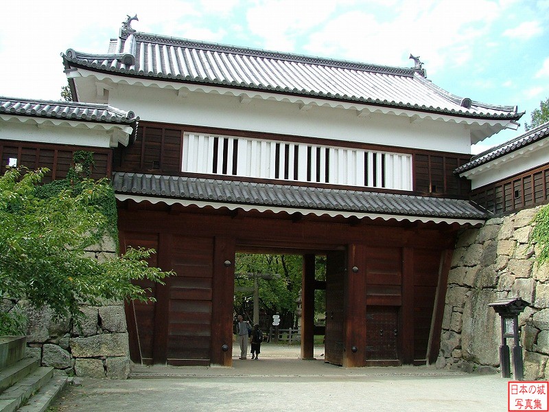 上田城 東虎口櫓門 東虎口櫓門。平成6年2月に復元されたもの。