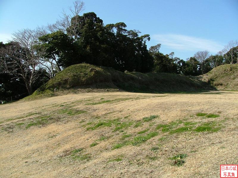 興国寺城 本丸 本丸のようす。三方(西・北・東)を土塁で囲われている。この写真では西側の土塁が見えている