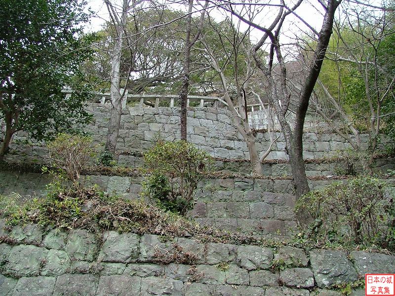 久能山城 表参道石段 石段脇の壁