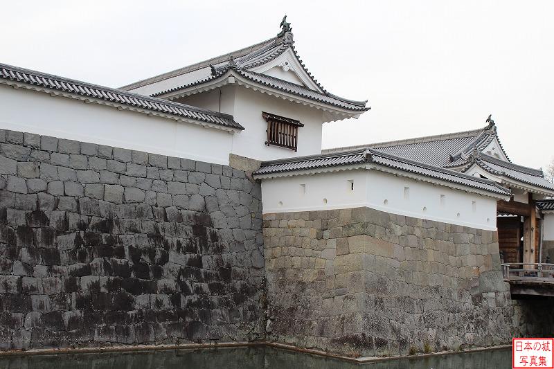 駿府城 東御門（多聞櫓） 東御門外の水堀付近から。枡形を構成する多聞櫓の側面が見える