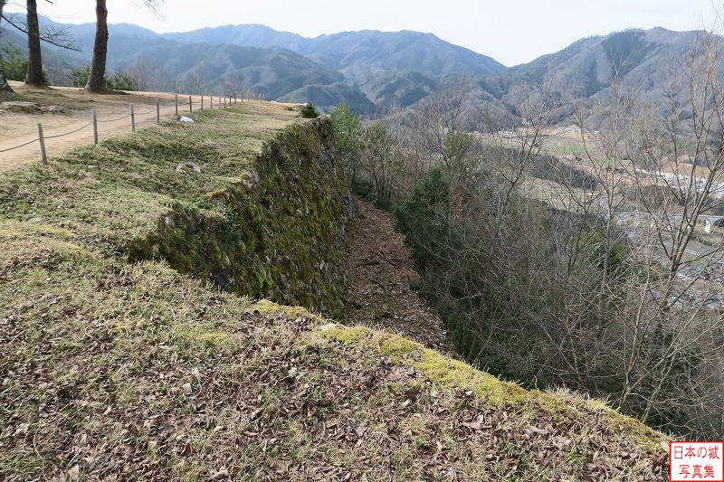竹田城 北千畳 北千畳の城壁。少し下がったところに犬走が見える