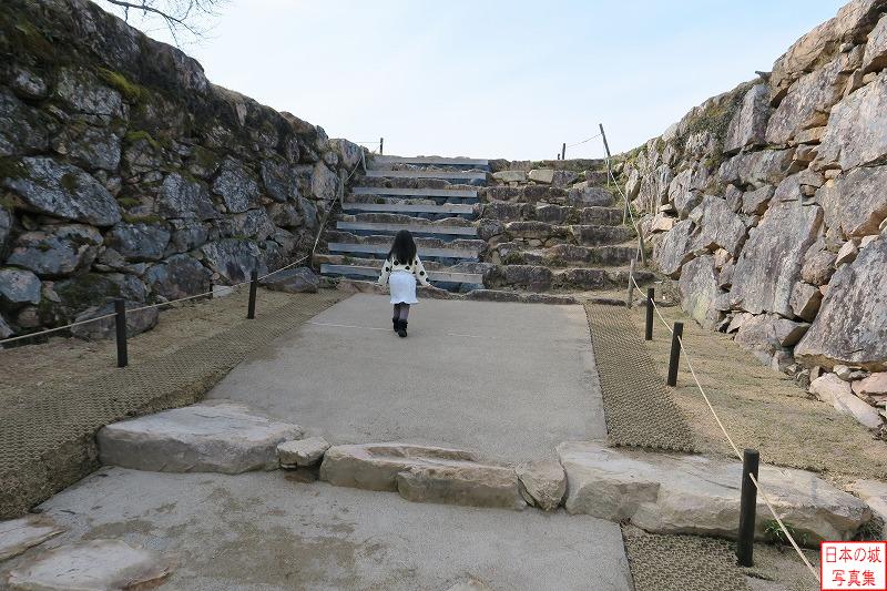 竹田城 三の丸虎口 右に曲がり三の丸に入る石段