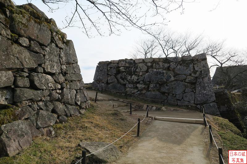 竹田城 武の門 武の門。左に曲がると二の丸に入るが、おそらく当時は左に曲がると固い城門があり、突破は困難を極めたであろう