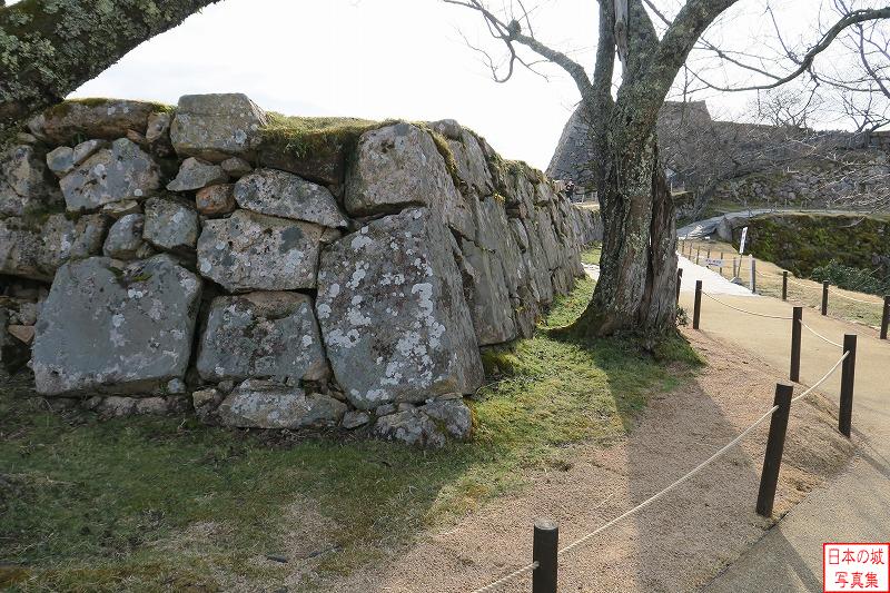 竹田城 二の丸 左の石垣上が二の丸