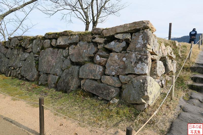 竹田城 二の丸 二の丸虎口左手の石垣。一番上に薄く長い石が乗る