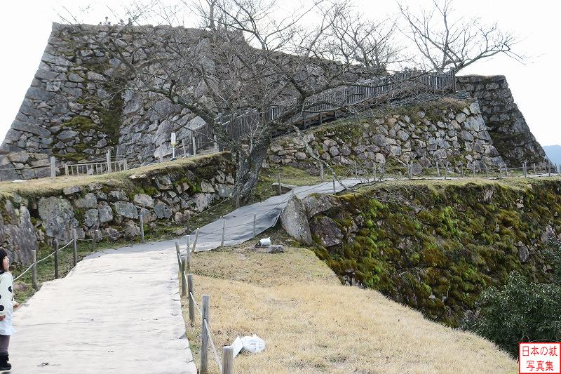 竹田城 本丸 本丸石垣を見る。本丸は二の丸に比べてとても高い場所にあることが分かる