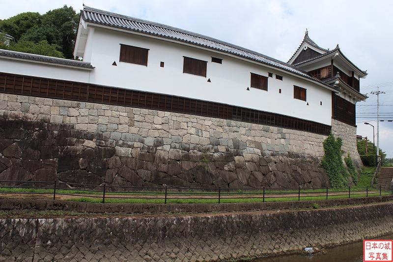 福知山城 城外 城郭建築風（多聞櫓）の佐藤太清記念美術館。川の形に合わせて曲線になっている。