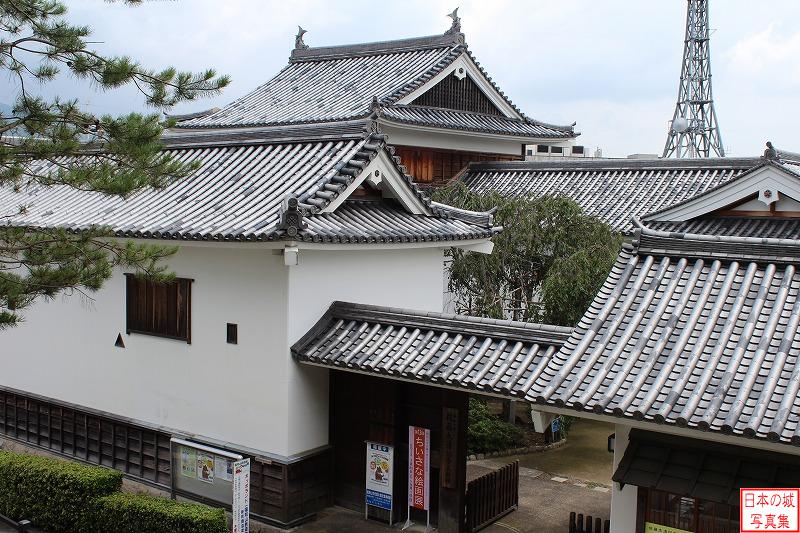 福知山城 城外 城郭建築風の佐藤太清記念美術館を見下ろす