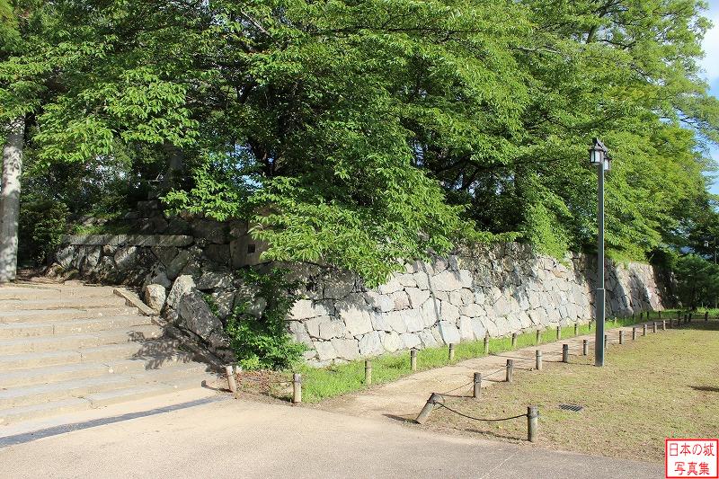 篠山城 本丸 二の丸からみる本丸の石垣。この石垣は後世に積まれたもので、資料・根石不足で正確ではないとのこと。