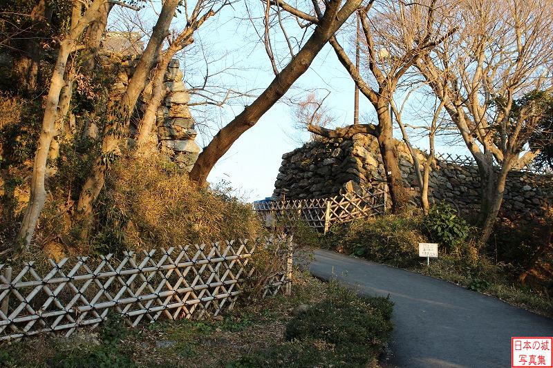 浜松城 八幡台・埋門 埋門。天守曲輪の搦手側を守る門で、絵図によると石垣上部に土塀が設けられている形式であったとのこと。二条城の西門に近い構造であったらしい。