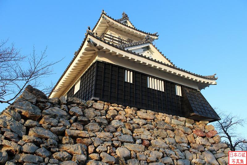 浜松城 天守 天守。往時の天守は江戸時代の17世紀前半に失われたと思われる。現在見られる天守は昭和三十三年に鉄筋コンクリート製で再建されたものである。