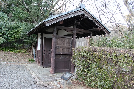 浜松城 日本庭園 日本庭園の門。武家屋敷風の門が建てられている
