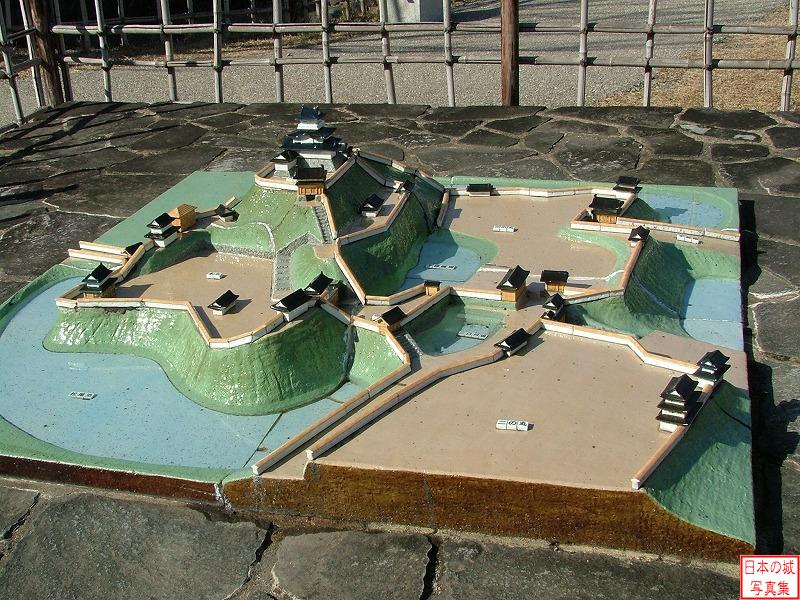 掛川城 十露盤堀・三日月堀・内堀(松尾池) 掛川城主要部模型。正保城絵図に従って作られた正保年間(1644～47)の頃の掛川城の模型。現在とは地形が異なることが分かる。