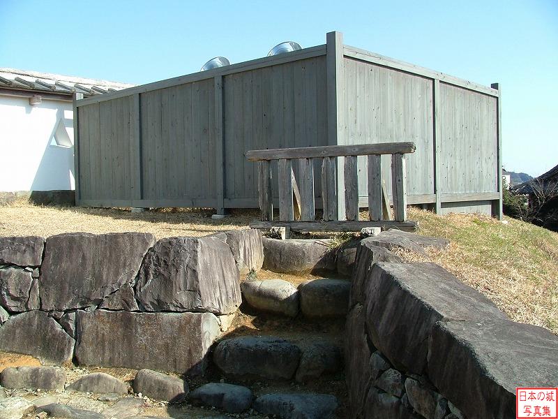 掛川城 天守への道 腰櫓台跡。天主に向かう道を扼するところに櫓を設け、敵兵の侵入を防いでいた。