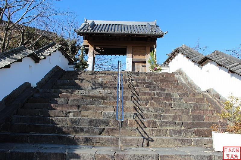 掛川城 四足門 階段下から四足門を見上げる。門が高い位置にあるので攻めにくい。本丸への侵入を防ぐ重要な門。