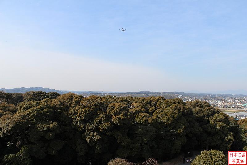 小山城 二ノ郭・模擬天守 模擬天守からの眺め。静岡空港に着陸する飛行機が見える