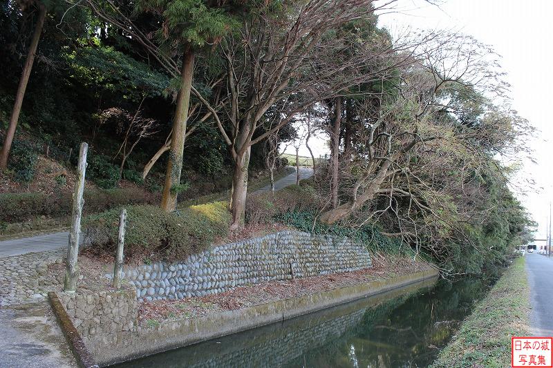 小山城 山麓・能満寺 大手門から下ったところ。城の周囲を水路が囲む