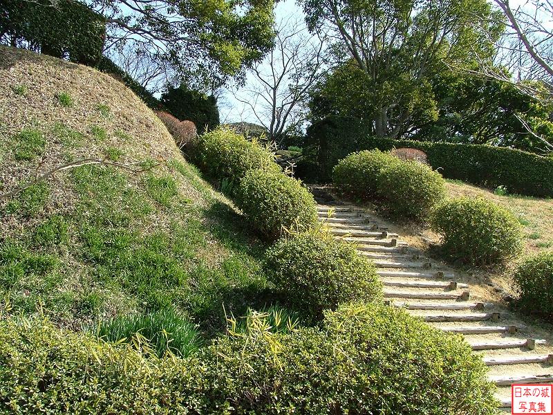 横須賀城 西の丸 西の丸へ登る石段と土塁